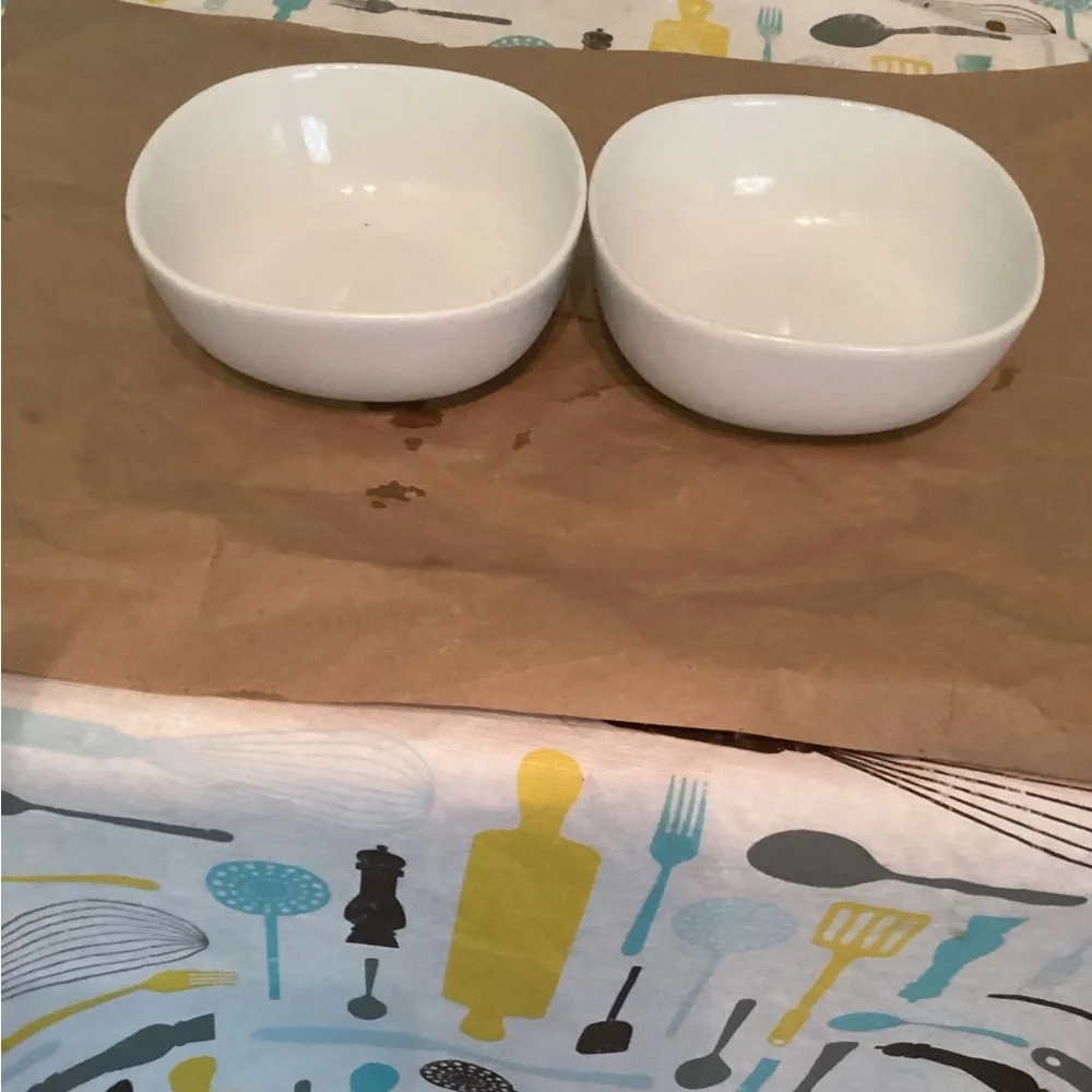 Crate &Barrel set of 2 serving bowl,